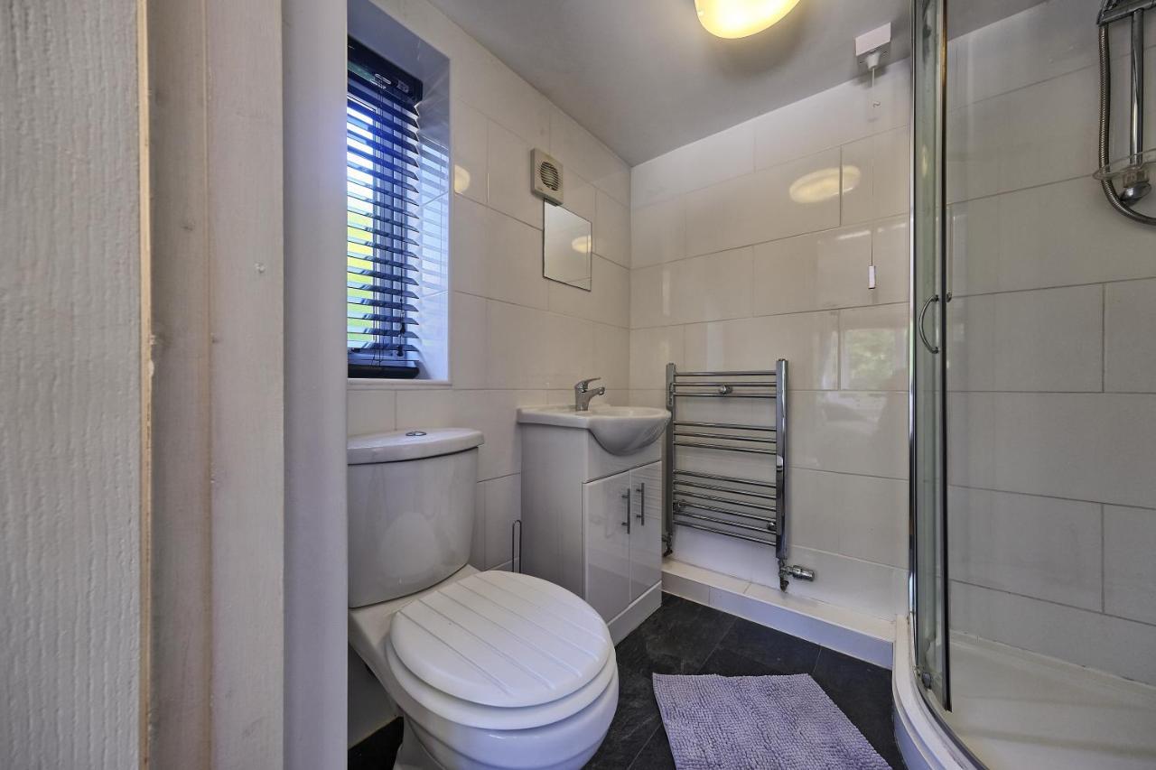 Upton Village Guest House バーケンヘッド エクステリア 写真